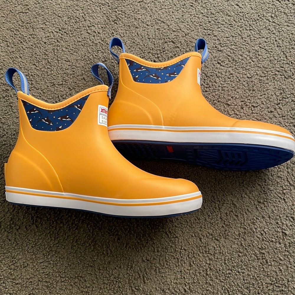 xtratuf womens salmon sisters 6 inch ankle boot yellow/celestial seas - size 9